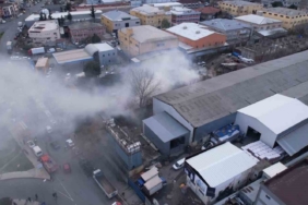 Gaziosmanpaşa’da avize atölyesinin deposunda yangın çıktı: Ekiplerin söndürme çalışması havadan görüntülendi