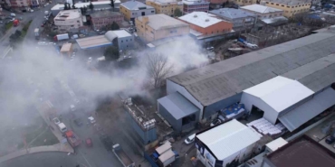 Gaziosmanpaşa’da avize atölyesinin deposunda yangın çıktı: Ekiplerin söndürme çalışması havadan görüntülendi