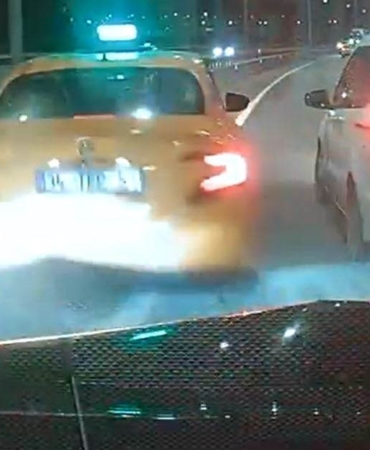 Eyüpsultan’da iki sürücünün inatlaşması zincirleme kaza ile bitti