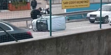 Rüzgarın etkisiyle devrilen otomobile çevredeki vatandaşlar koştu