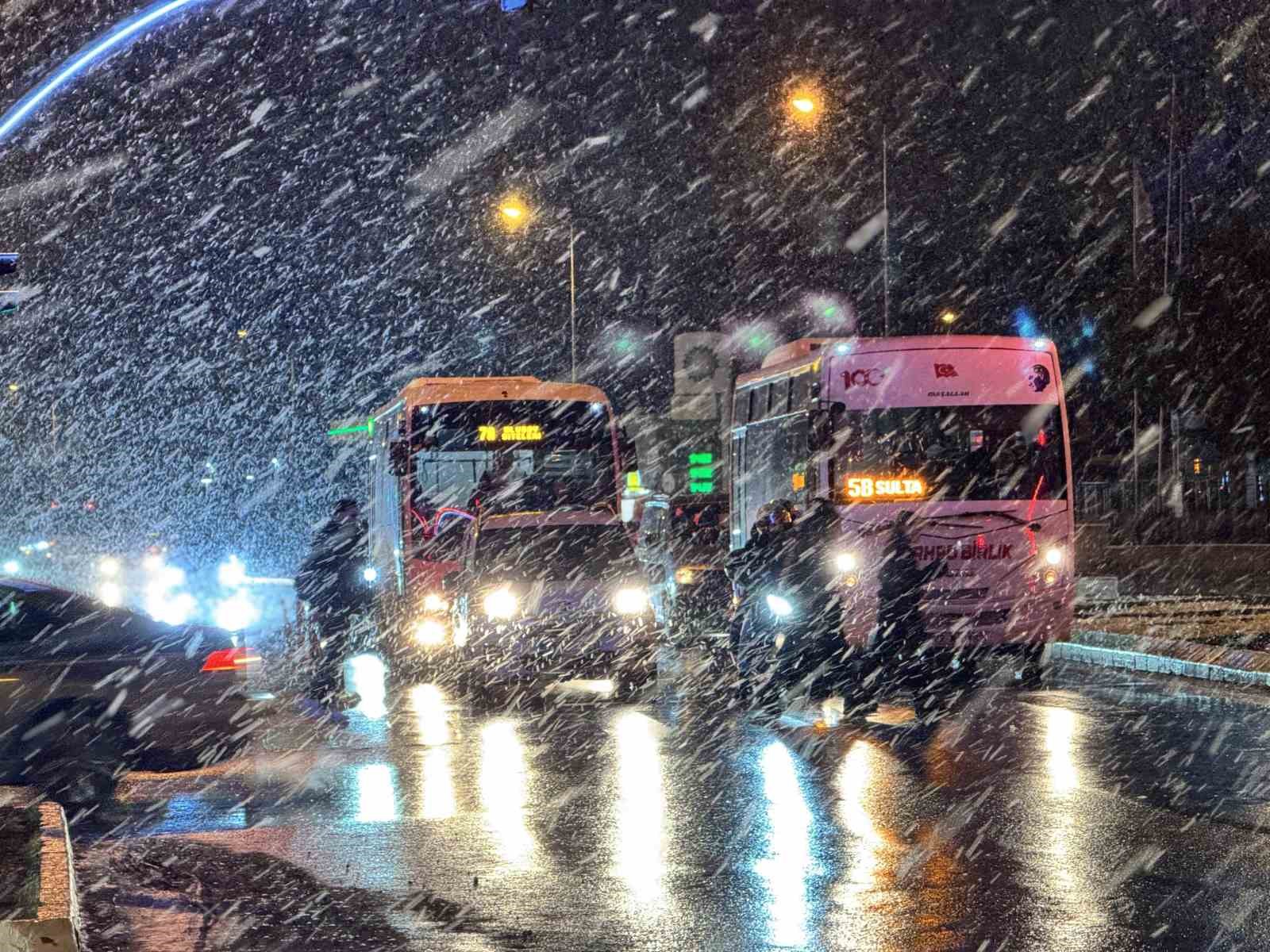 Edirne’de yoğun kar yağışı etkili oluyor