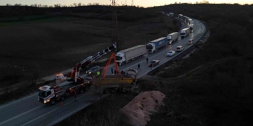 Devrilen hafriyat kamyonu uluslararası yolda trafiği felç etti
