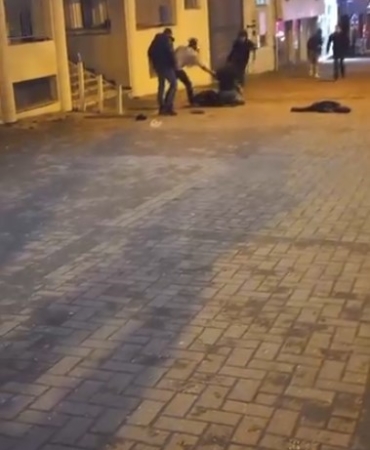 Sokak ortasında iki genç çakıyla birbirini yaraladı