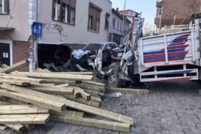 Beykoz’da feci kaza: Kamyon dükkana daldı, 2 kişi hayatını kaybetti