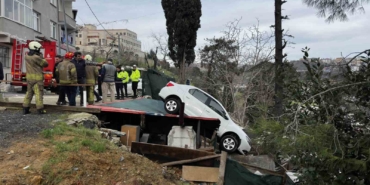 Sarıyer’de vitesi karıştırdı, otomobil kamelyanın üzerine uçtu