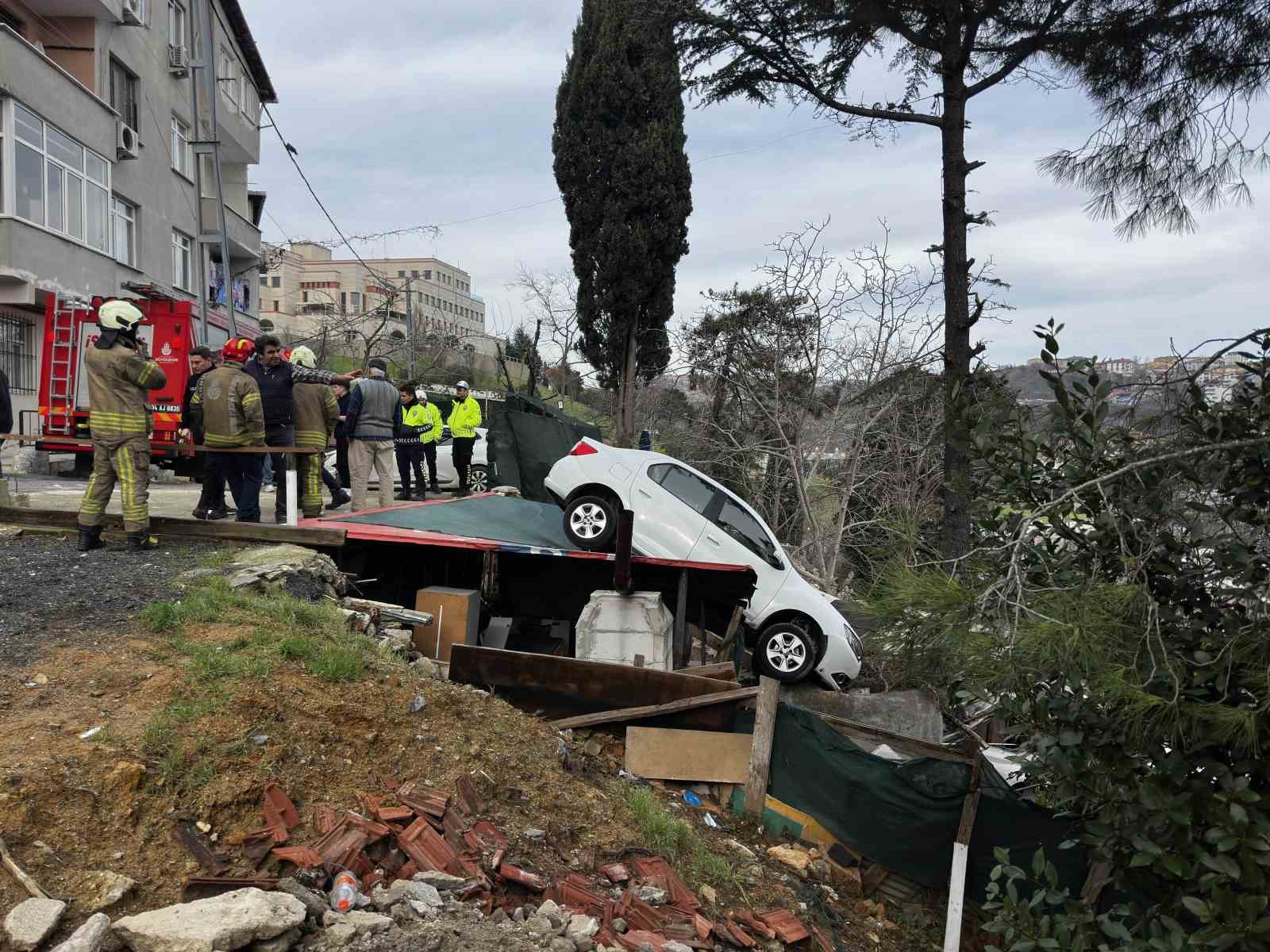 Sarıyer’de vitesi karıştırdı, otomobil kamelyanın üzerine uçtu