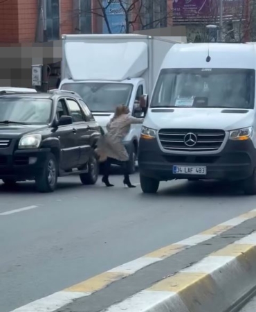 Topuklu ayakkabısıyla aracından inip servistekilere saldırdı