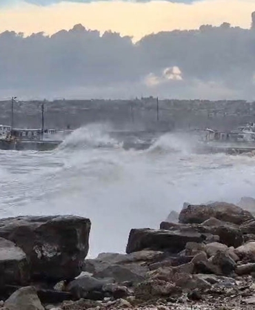 Silivri Sahilinde lodos alarmı: Dev dalgalar kıyıyı dövdü