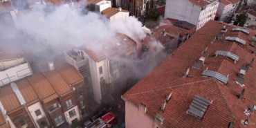 Fatih’te 3 katlı binada çıkan yangın paniğe neden oldu