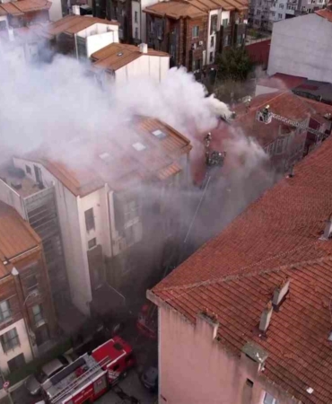 Fatih’te 3 katlı binada çıkan yangın paniğe neden oldu
