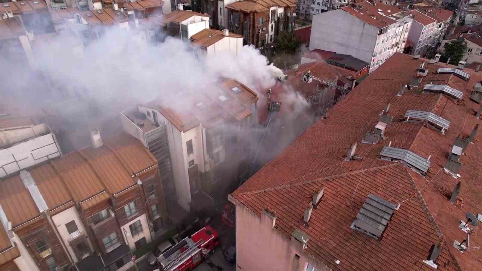 Fatih’te 3 katlı binada çıkan yangın paniğe neden oldu