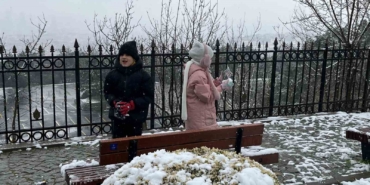 Beyaza bürünen Çamlıca’da kar topu savaşı görenleri gülümsetti