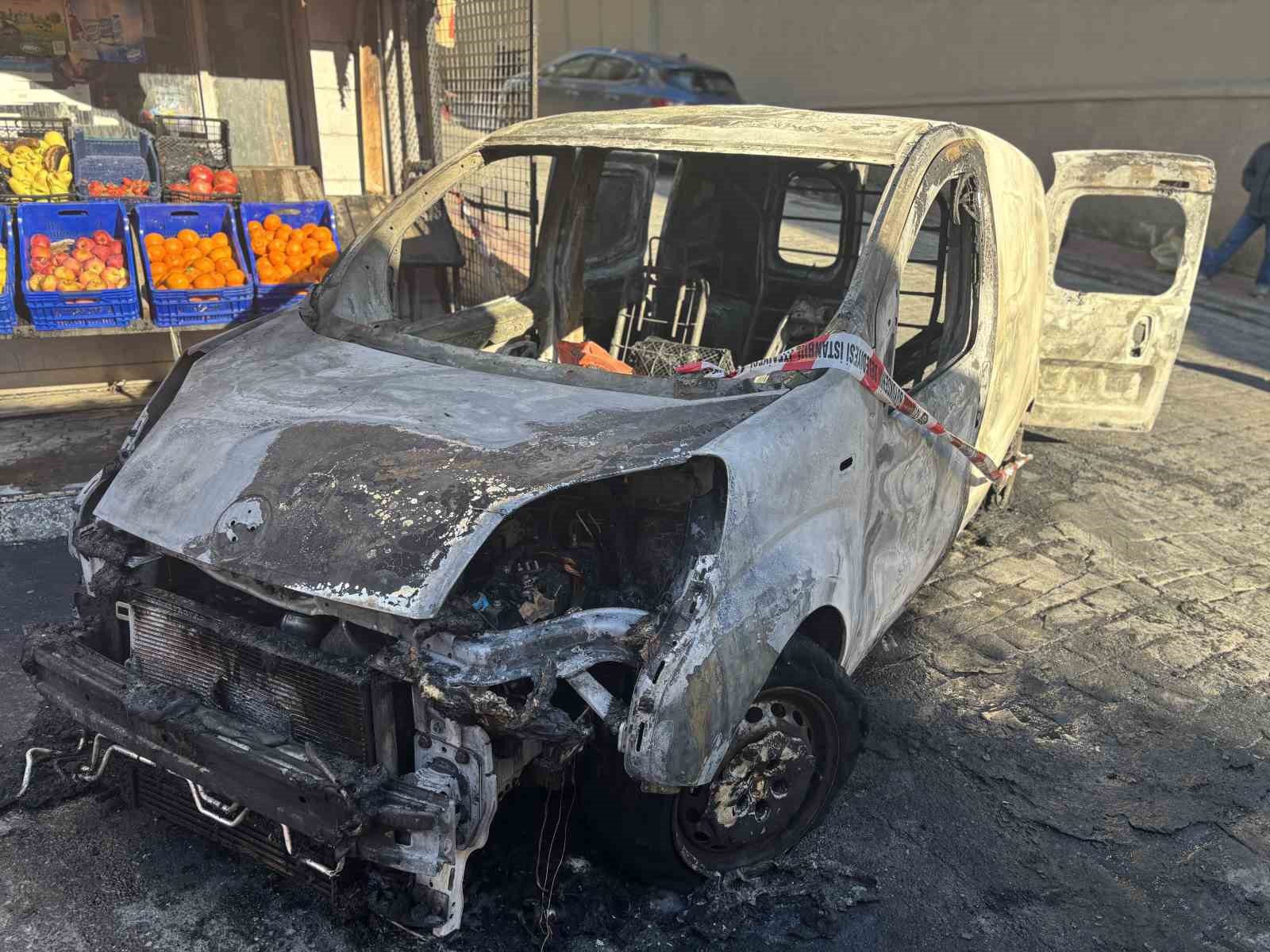 Beyoğlu’nda alev alev yanan araç küle döndü, yangın markete sıçradı