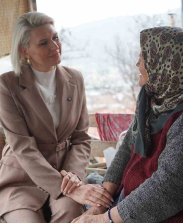 Hazırlanan sıcak yemekleri Başkan Subaşı evlere teslim etti