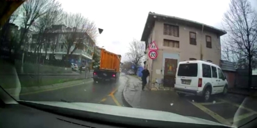 Üsküdar’da hafriyat kamyonunun açılan damper kapağı yayaya ve araçlara çarptı