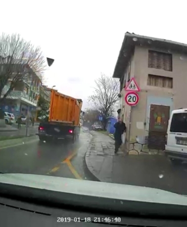 Üsküdar’da hafriyat kamyonunun açılan damper kapağı yayaya ve araçlara çarptı