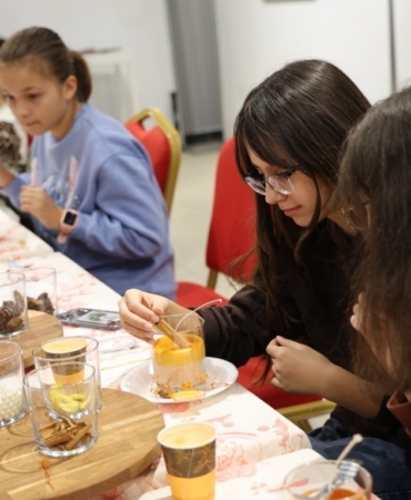Kartepe’de çocuklar mum yapım atölyesine katıldı
