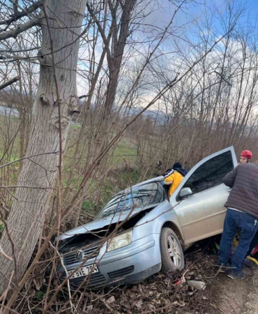 İnegöl’de kontrolden çıkan otomobil ağaca çarptı: 1 yaralı