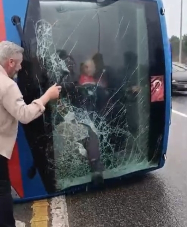 Kağıthane’de devrilen cezaevi nakil aracından yaralıların kurtarılma anları görüntülendi