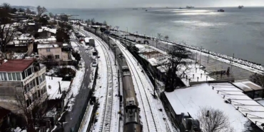 Kar yağışı ile beyaza bürünen Menekşe sahili havadan görüntülendi