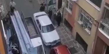 Bayrampaşa’da kamyonetin üzerindeki malzemelerin işçinin üzerine düştüğü anlar kamerada