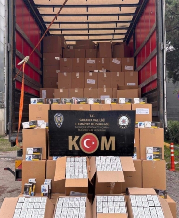 Otoyolda durdurulan tırda 6 milyon kaçak makaron ele geçirildi
