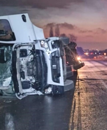 İnegöl’de iplik yüklü tır devrildi