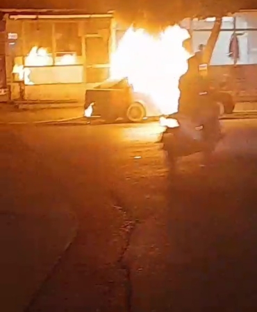 Park halindeki otomobil yandı, sahibi tarafından yakıldığı öne sürüldü