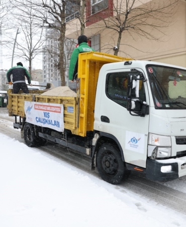 Sultangazi Belediyesi’nin kar mesaisi sürüyor