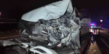 Sancaktepe’de ters şeritte ilerleyen otomobil dehşet saçtı: İki araç çarpıştı, 2 kişi yaralandı