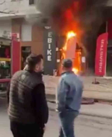 Dükkan önünde başlayan yangın akülerin patlamasıyla büyüdü