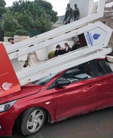 Üsküdar’da tırın üzerindeki ekskavatör tabelaya çarptı: 7 araç zarar gördü