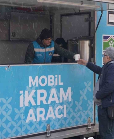 Bahçelievler’de kar mesaisi: Tuzlama, temizlik ve sıcak çorba ikramı