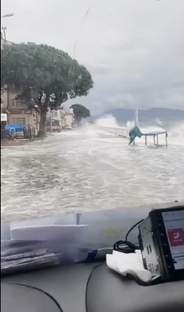 Fırtına sebebiyle kara ile deniz birleşti, tekneler battı
