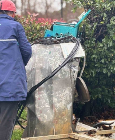 Sarıyer’de fırtına etkili oldu: Baz istasyonu ve ağaç devrildi