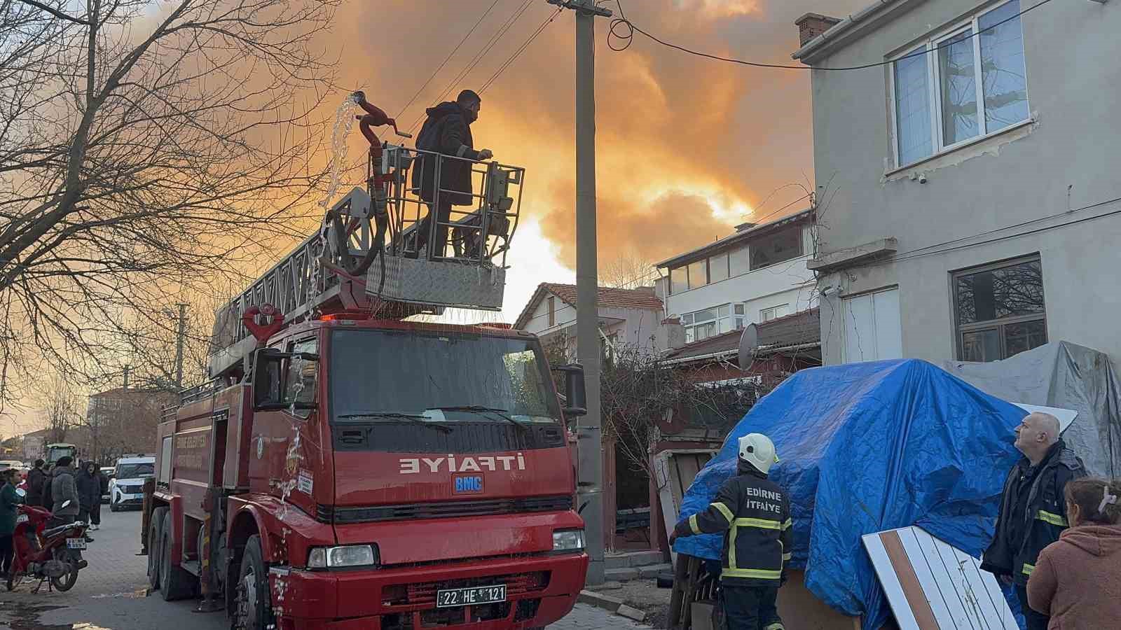 Edirne’de kömürlükler alevlere teslim oldu
