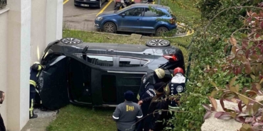 Kocaeli’de istinat duvarından düşen otomobildeki anne ve kızı yaralandı