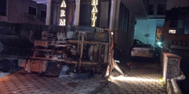 Maltepe’de moloz yüklü kamyonet otomobilin üzerine devrildi