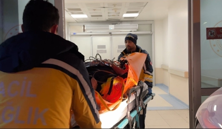 Rumelifeneri’nde kaybolduktan saatler sonra bulunan kadın, düştüğü uçurumdan kurtarıldı