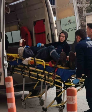 Makineye sıkışan işçi ağır yaralandı