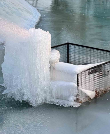 Süs havuzları buz heykeline dönüştü