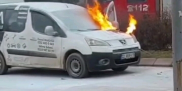 Kavşakta alevli anlar, trafik kilitlendi