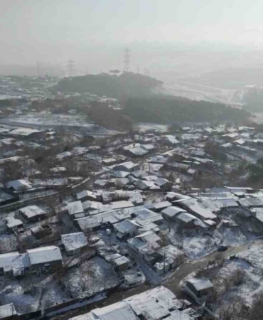 Sultangazi beyaza büründü: Kar yağışı aralıklarla devam ediyor