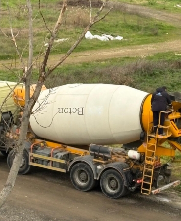 Beton mikseri boş araziye atık döktü iddiası