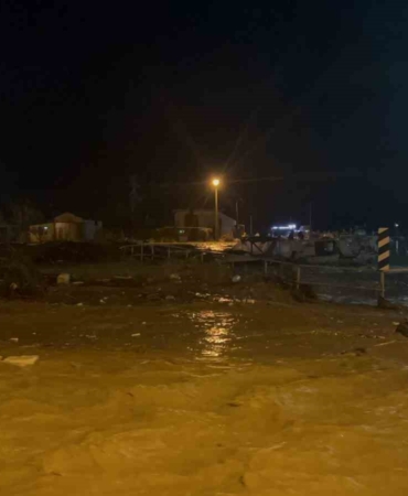 Çanakkale’de sağanak yağış nedeniyle Kepez Çayı taştı, sahil yolu trafiğe kapatıldı