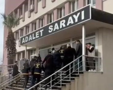 Yaşlı kadını dolandırmak isteyen sahte başkomiser ve sahte savcı gerçek polislere yakalandı