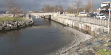 Menekşe sahilinde sular çekildi, tekneler geçişlerde zorluk yaşadı