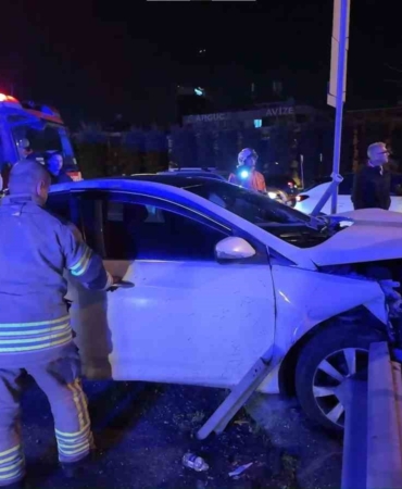 Ümraniye’de alkollü sürücünün kullandığı otomobil bariyerlere saplandı: 2 yaralı