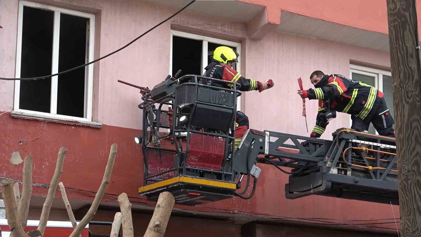 İtfaiye erleri yangında Türk Bayraklarını zarar görmemesi için topladı