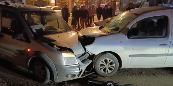 İnegöl’de iki araç kafa kafaya çarpıştı: 3 yaralı